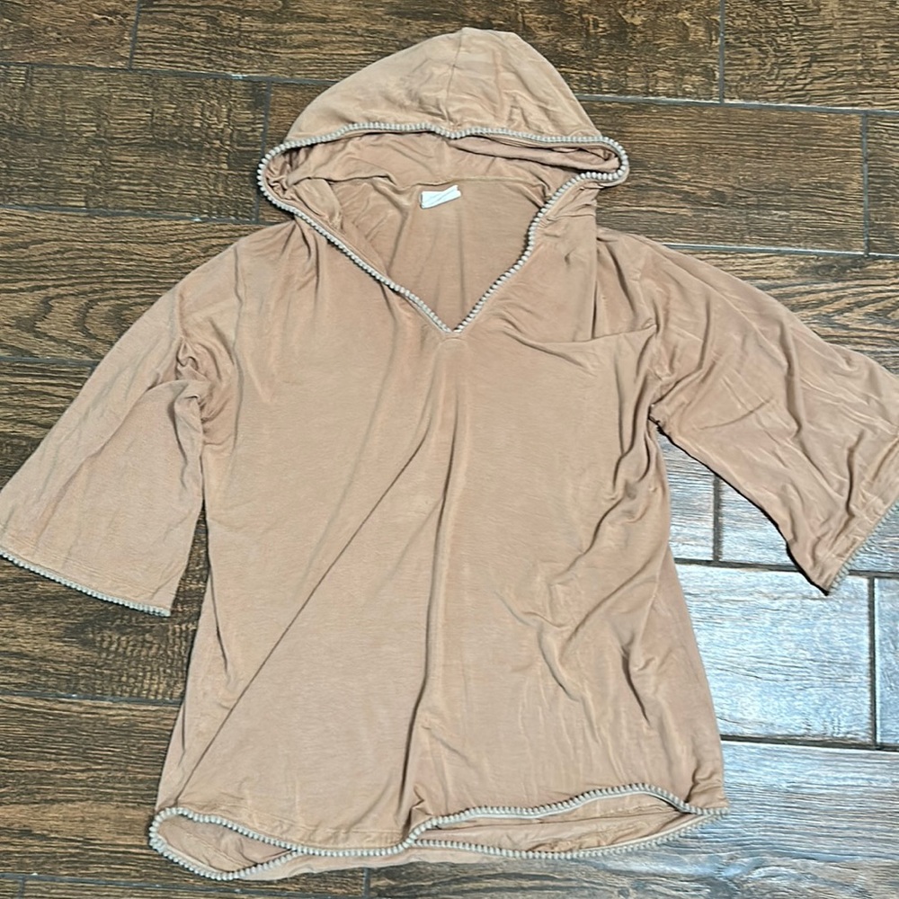 Kate Quinn The Woods Women’s top